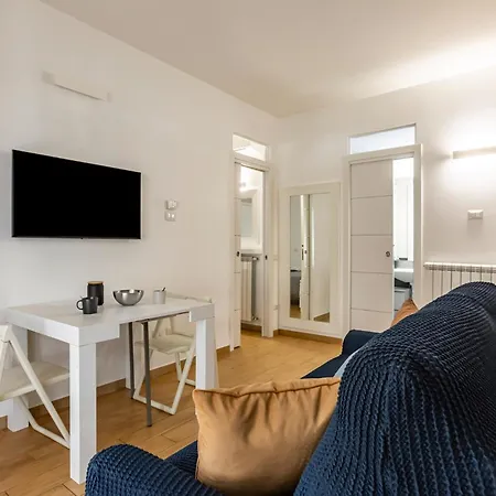 Apartman Guesthost - Cozy With Small Terrace Firenze